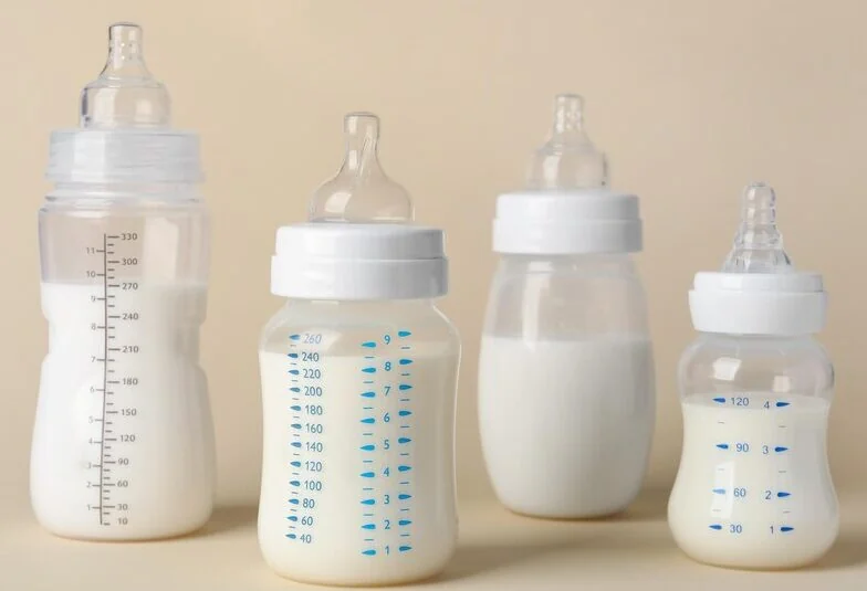 Feeding Bottles With Baby Formula Beige Background 1339860 3576 E1747030538107